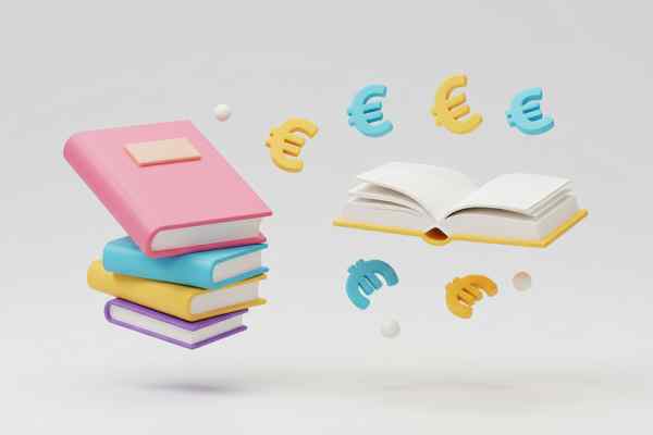 Foto: Stapel bunter Bücher und ein offenes Buch mit Euro-Symbolen, die auf einem weißen Hintergrund schweben