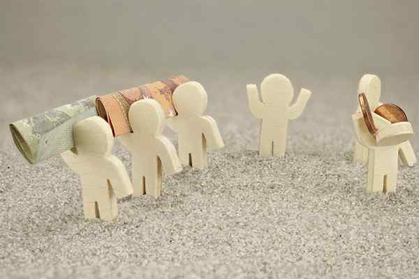 Foto: Kleine Figuren mit Geldscheinen und Münzen