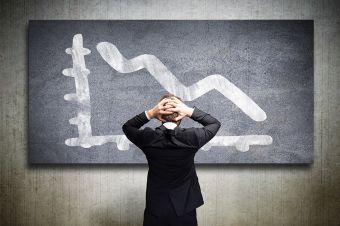 Foto: Person steht vor Tafel